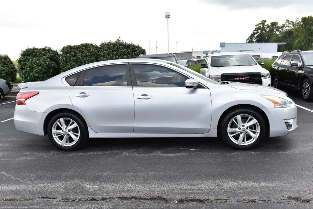 Nissan Altima Vehicle Full-screen Gallery Image 5