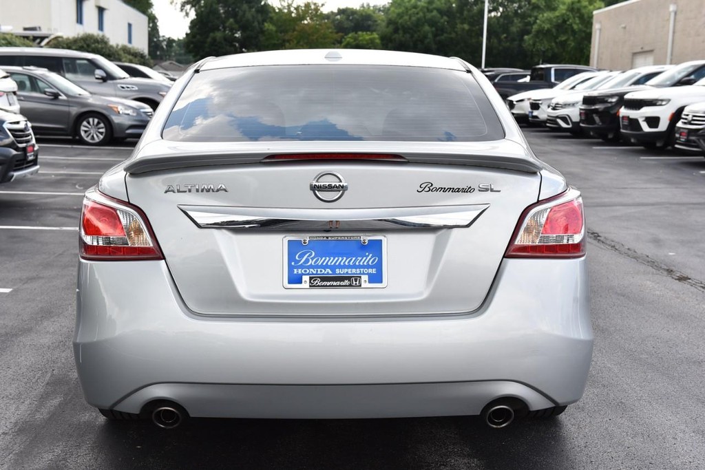 Nissan Altima Vehicle Full-screen Gallery Image 6