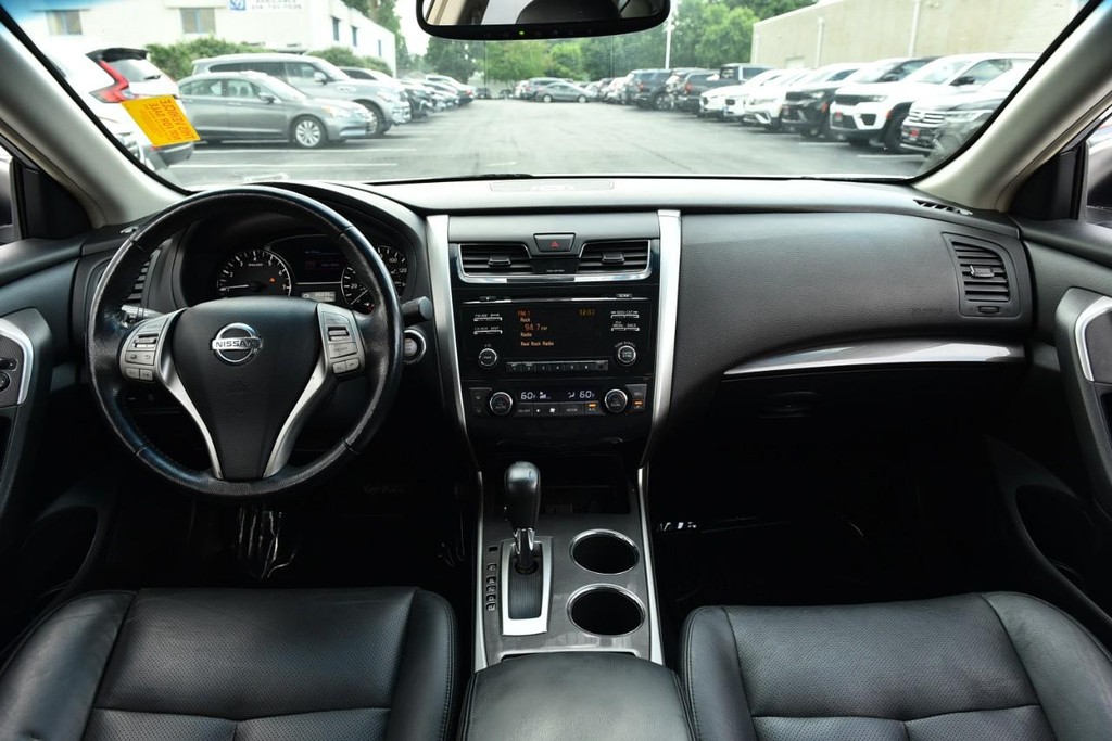 Nissan Altima Vehicle Full-screen Gallery Image 7