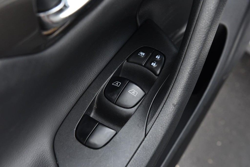 Nissan Altima Vehicle Full-screen Gallery Image 8