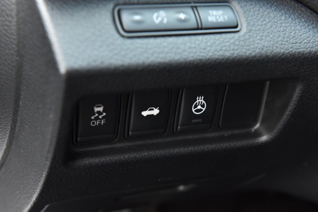 Nissan Altima Vehicle Full-screen Gallery Image 9