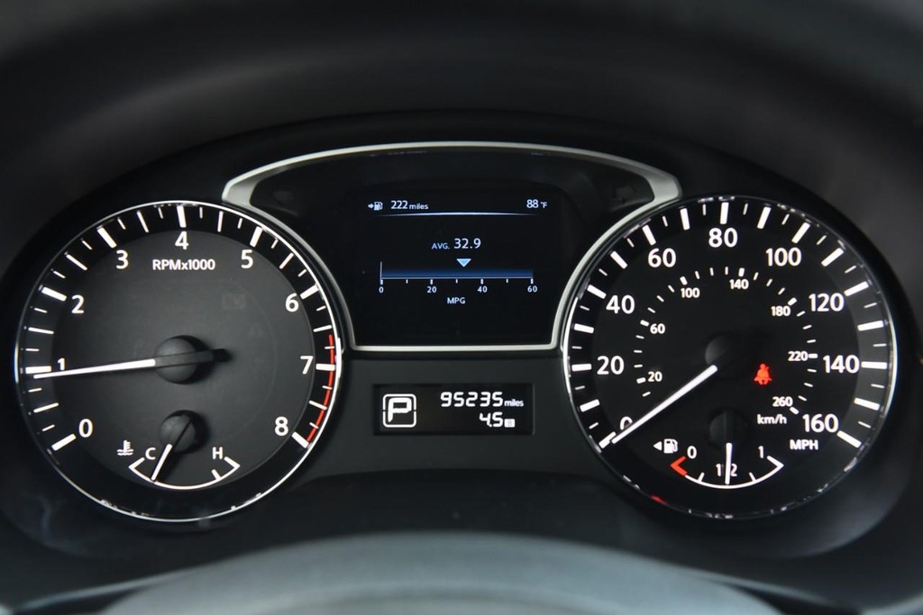 Nissan Altima Vehicle Full-screen Gallery Image 10