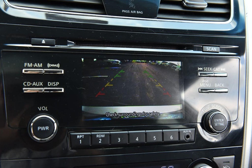 Nissan Altima Vehicle Full-screen Gallery Image 11