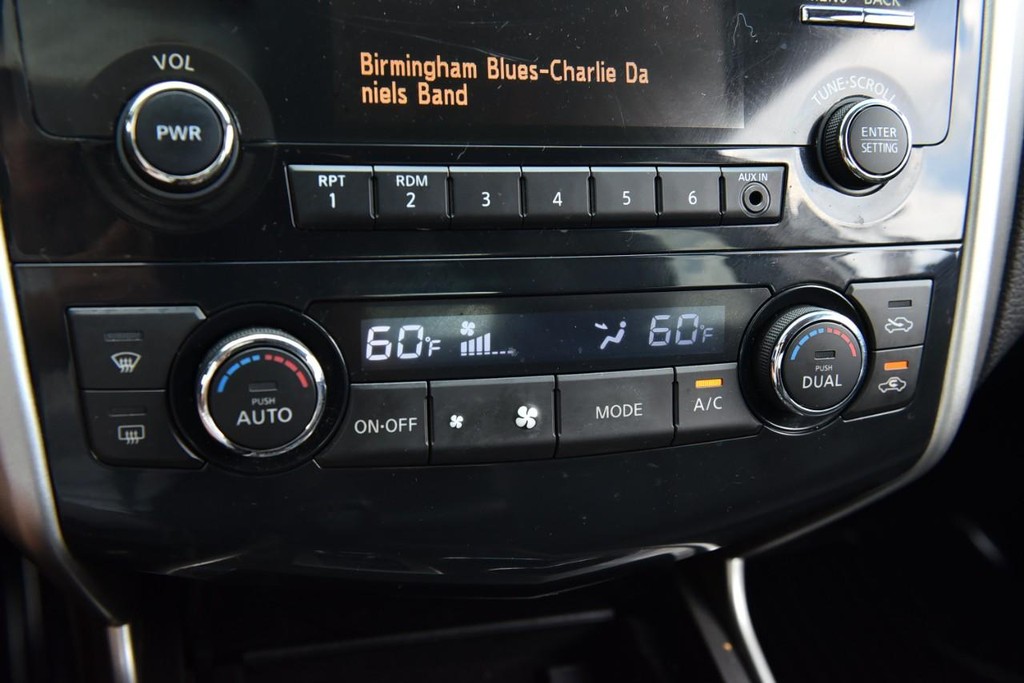 Nissan Altima Vehicle Full-screen Gallery Image 12