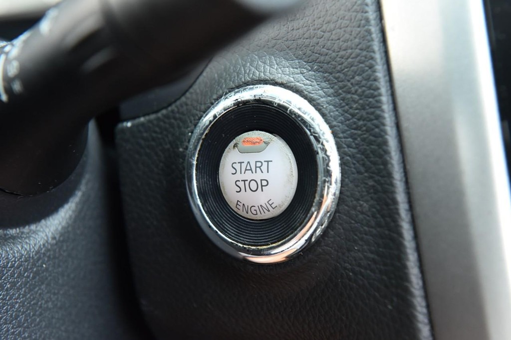 Nissan Altima Vehicle Full-screen Gallery Image 15