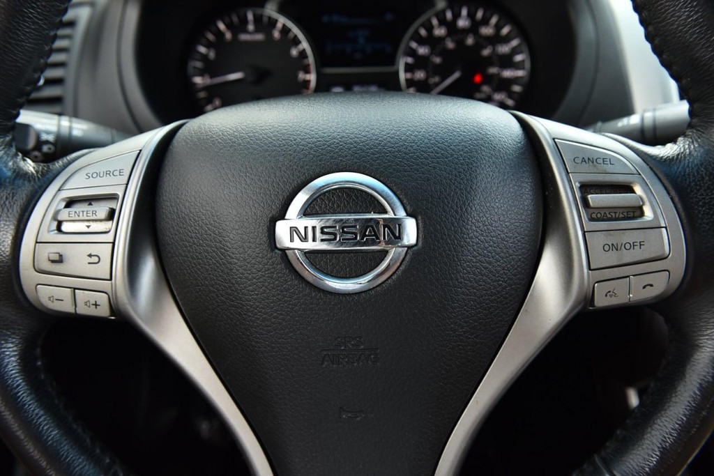 Nissan Altima Vehicle Full-screen Gallery Image 17