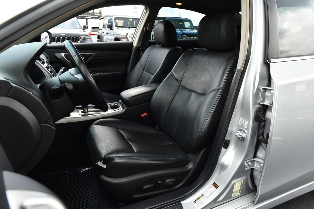 Nissan Altima Vehicle Full-screen Gallery Image 18