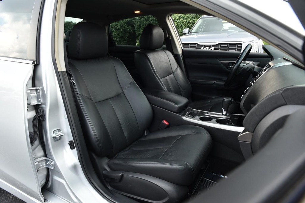 Nissan Altima Vehicle Full-screen Gallery Image 19