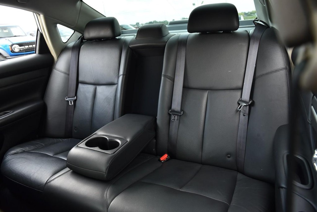 Nissan Altima Vehicle Full-screen Gallery Image 21