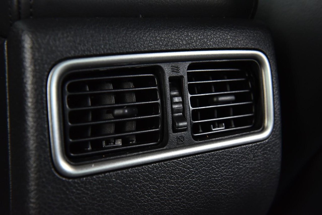 Nissan Altima Vehicle Full-screen Gallery Image 22