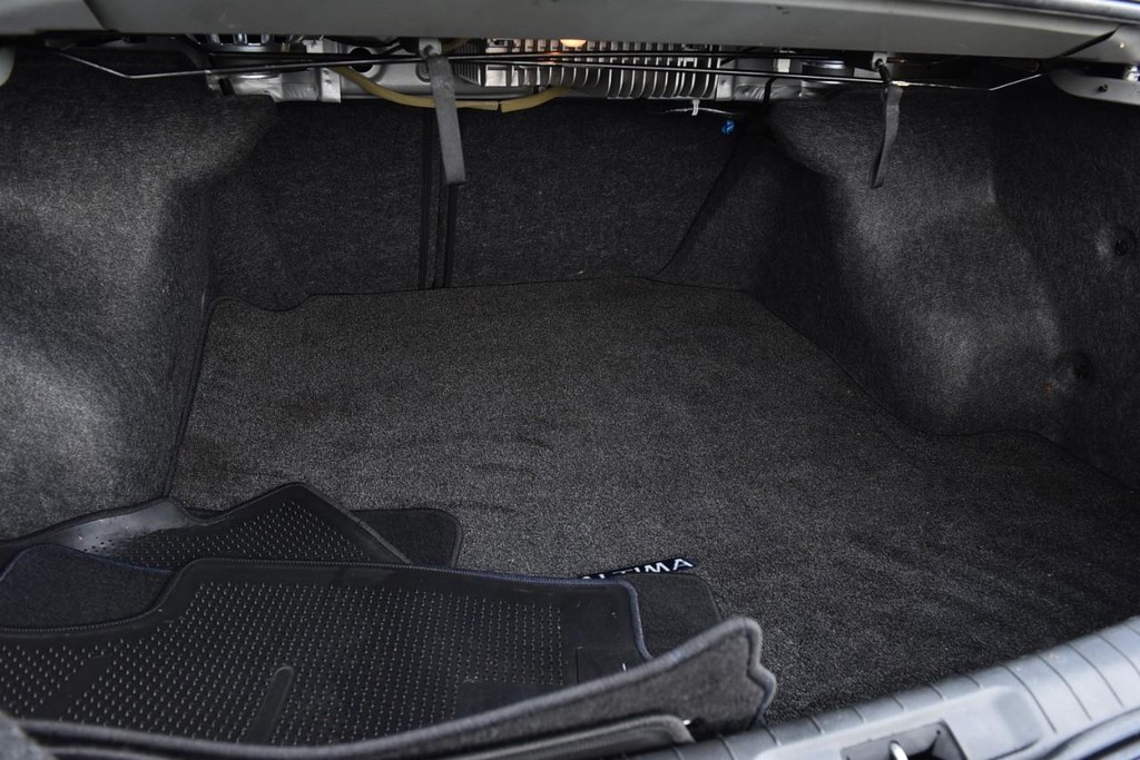 Nissan Altima Vehicle Full-screen Gallery Image 23