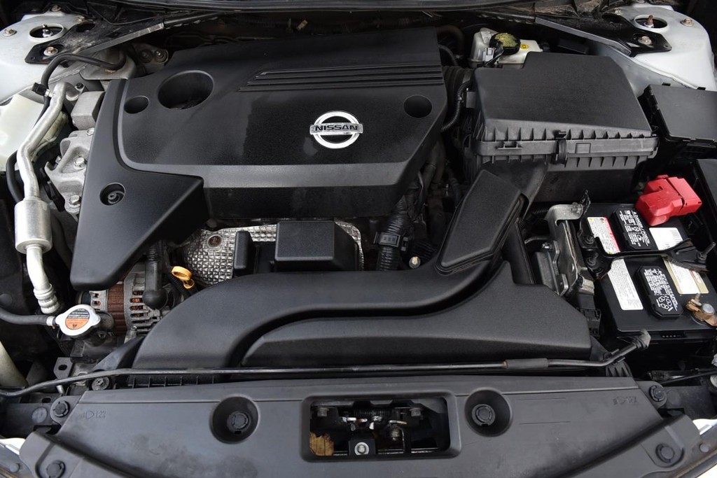 Nissan Altima Vehicle Full-screen Gallery Image 24