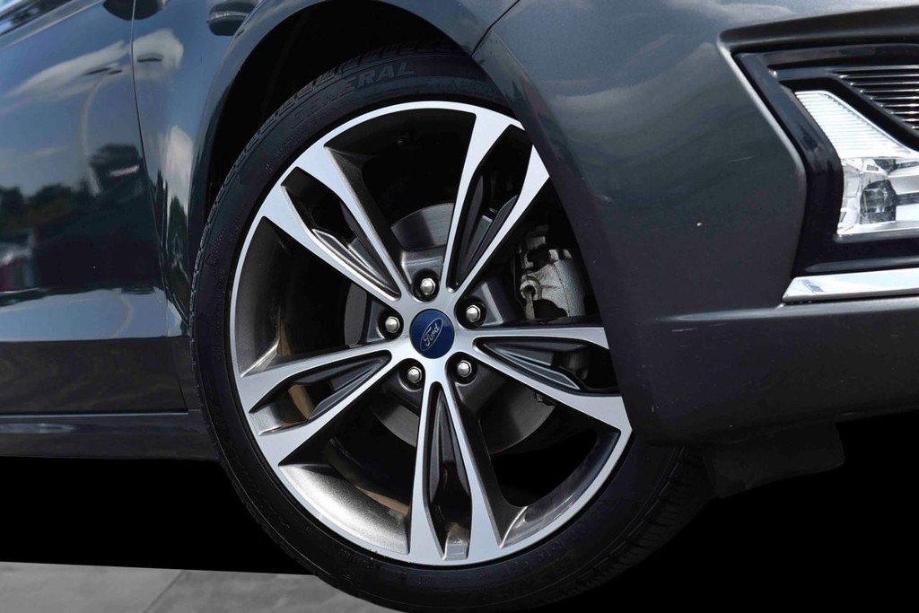 Ford Fusion Vehicle Full-screen Gallery Image 3