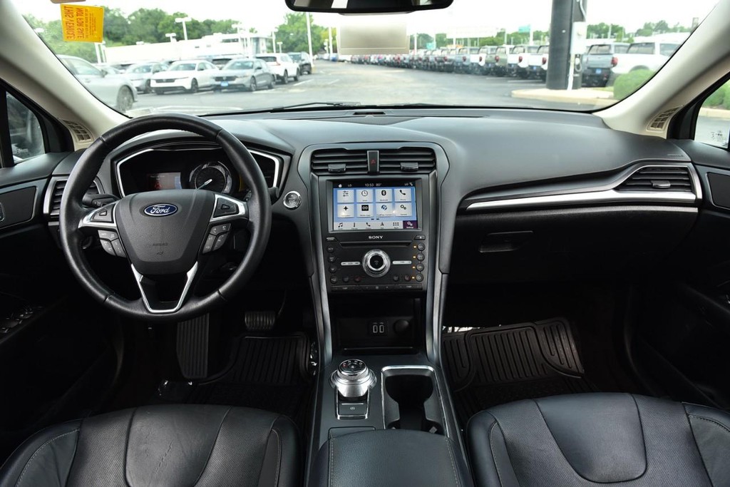 Ford Fusion Vehicle Full-screen Gallery Image 7