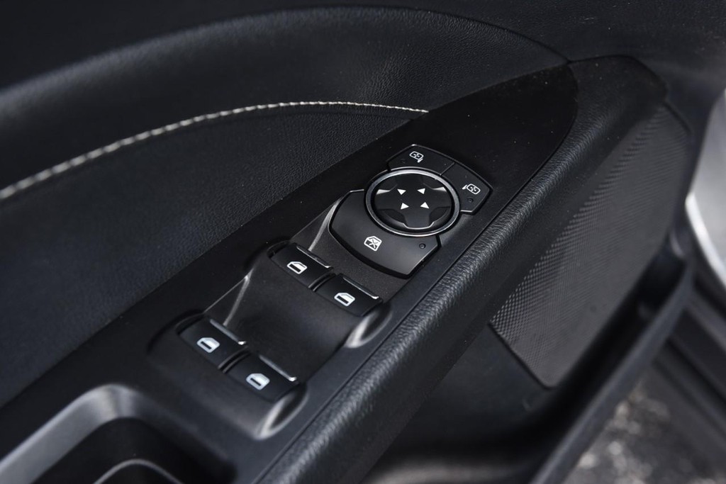 Ford Fusion Vehicle Full-screen Gallery Image 8