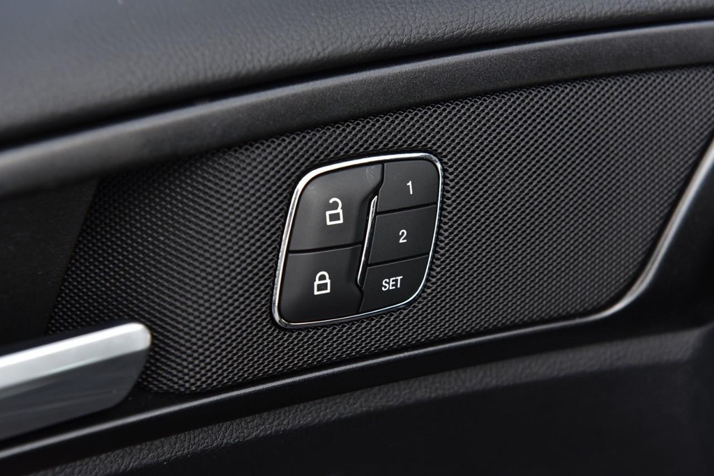 Ford Fusion Vehicle Full-screen Gallery Image 9