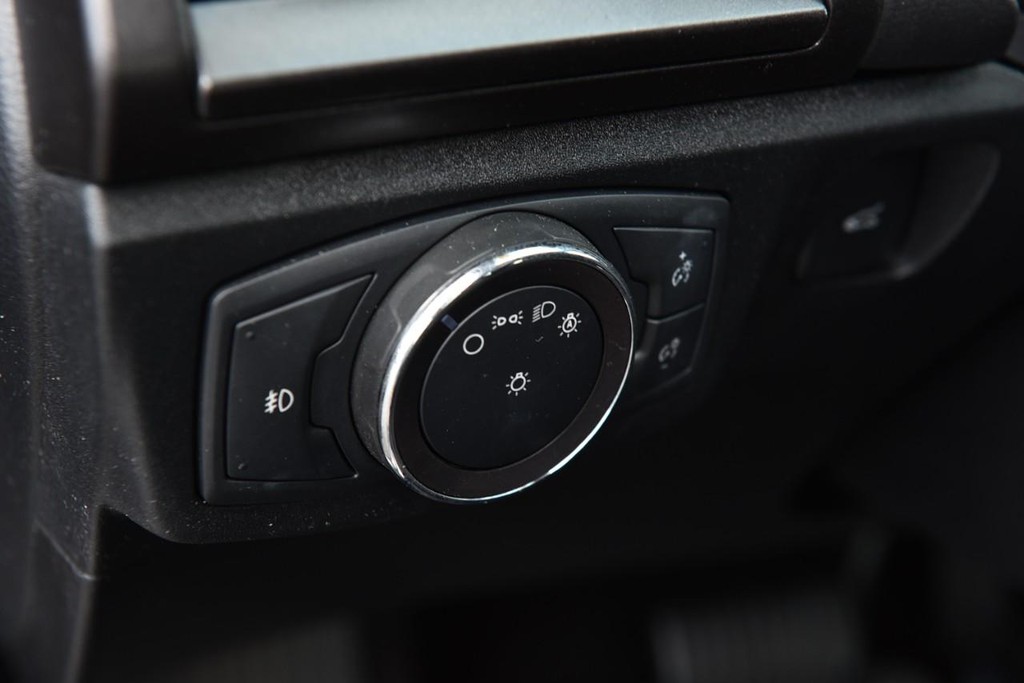 Ford Fusion Vehicle Full-screen Gallery Image 11
