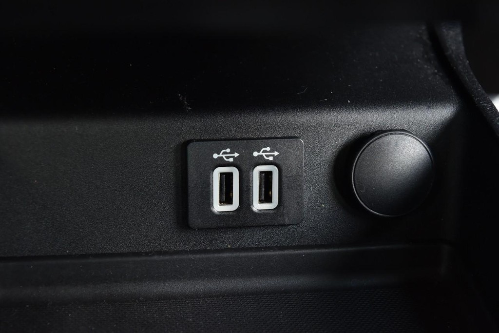 Ford Fusion Vehicle Full-screen Gallery Image 16