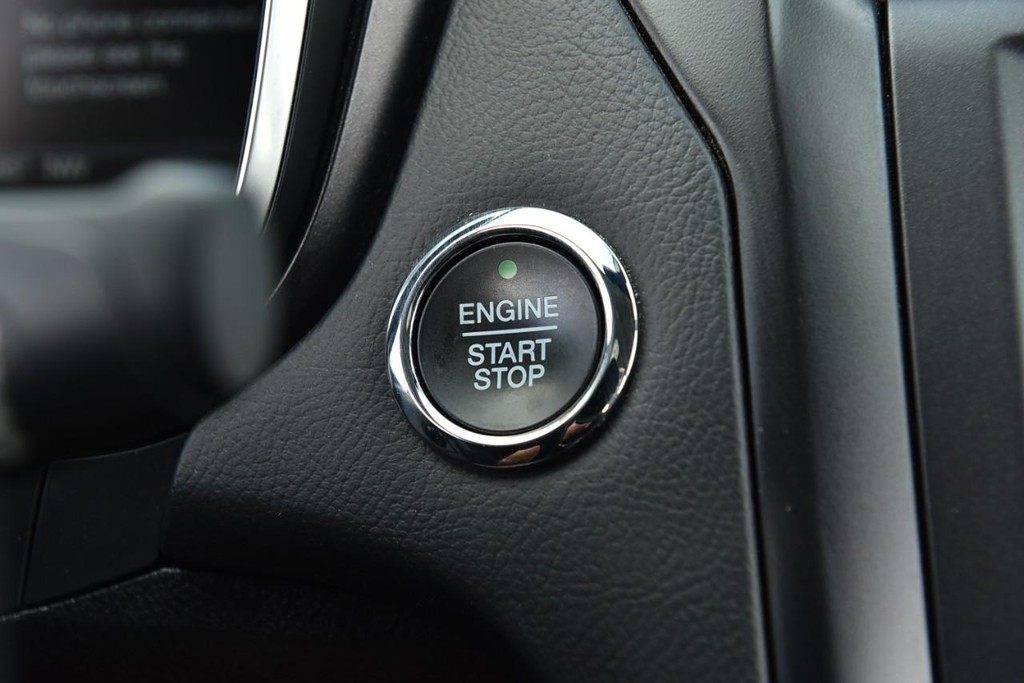 Ford Fusion Vehicle Full-screen Gallery Image 17