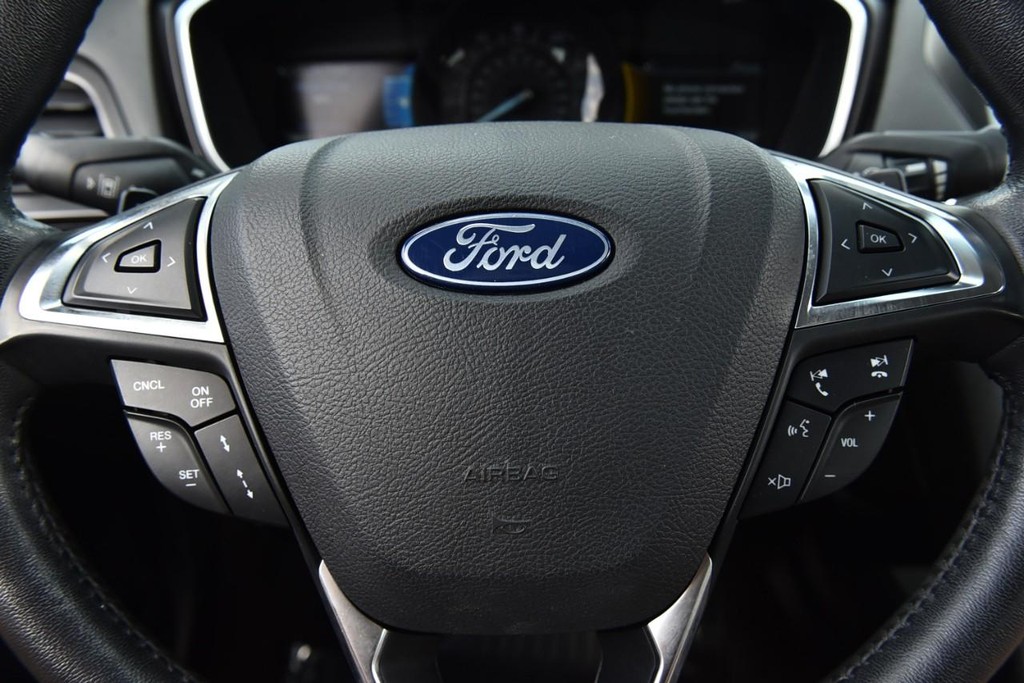 Ford Fusion Vehicle Full-screen Gallery Image 18