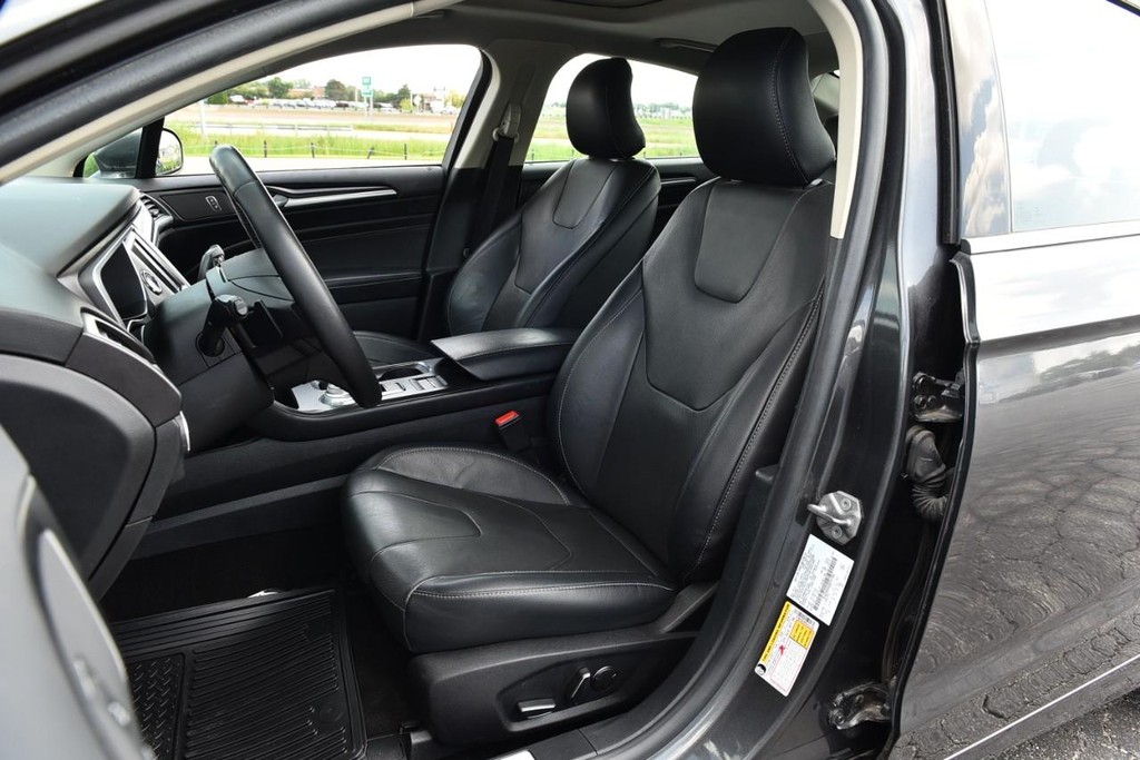 Ford Fusion Vehicle Full-screen Gallery Image 19