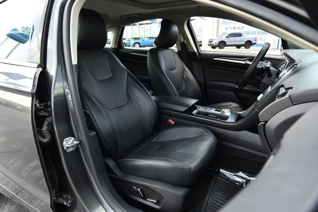 Ford Fusion Vehicle Full-screen Gallery Image 20