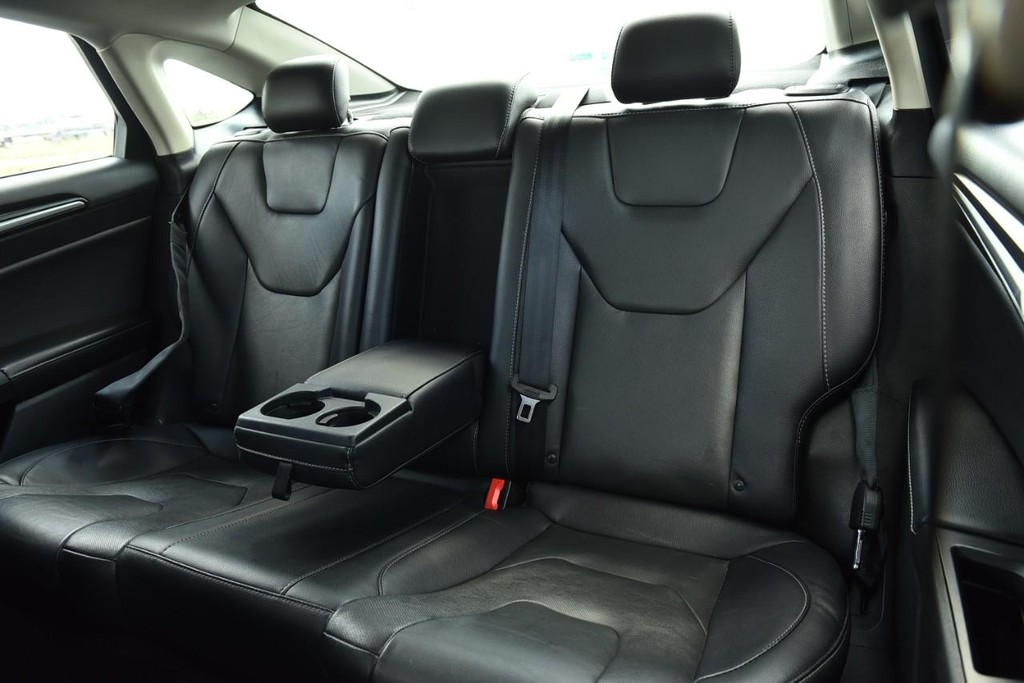 Ford Fusion Vehicle Full-screen Gallery Image 22