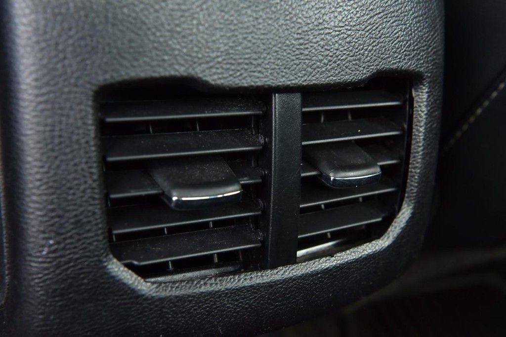 Ford Fusion Vehicle Full-screen Gallery Image 23