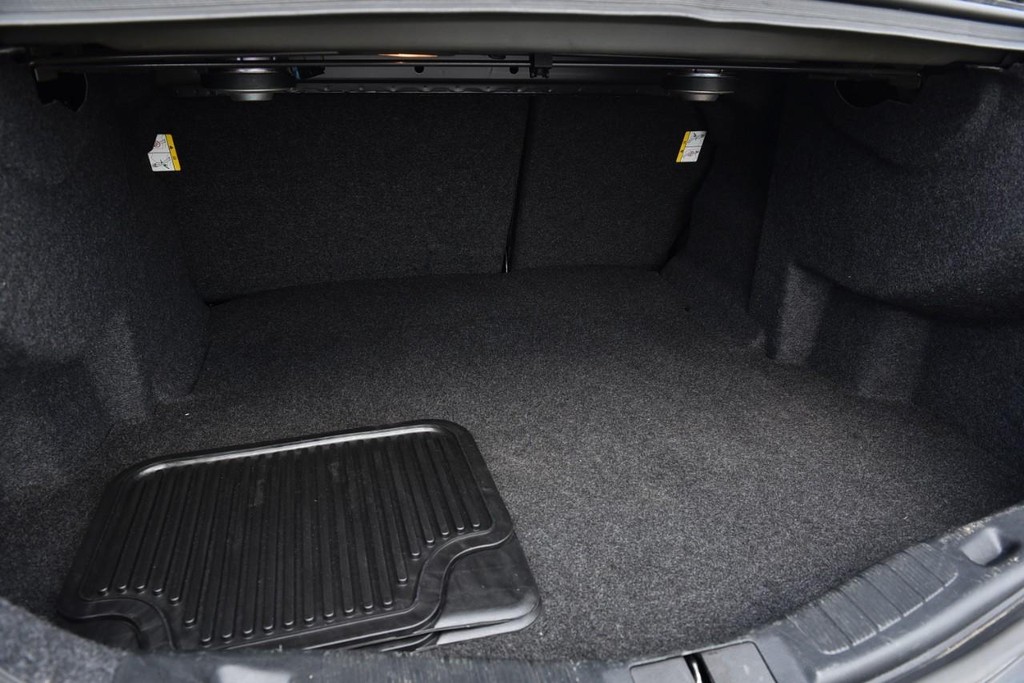 Ford Fusion Vehicle Full-screen Gallery Image 24