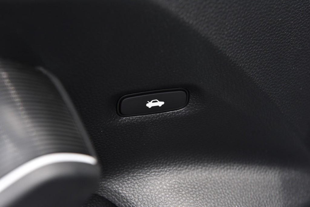Honda Civic Sedan Hybrid Vehicle Full-screen Gallery Image 9