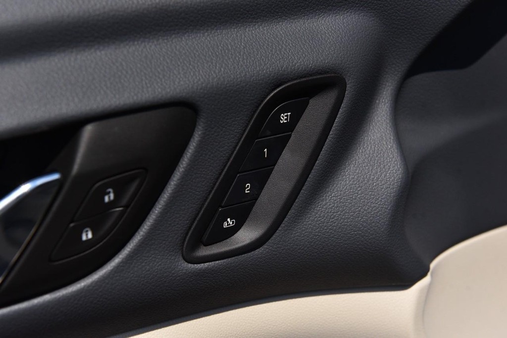 GMC Acadia Vehicle Image 11