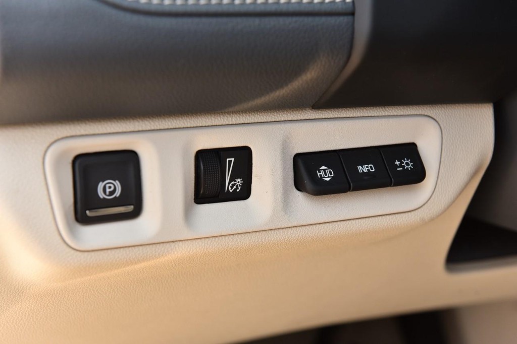 GMC Acadia Vehicle Image 13