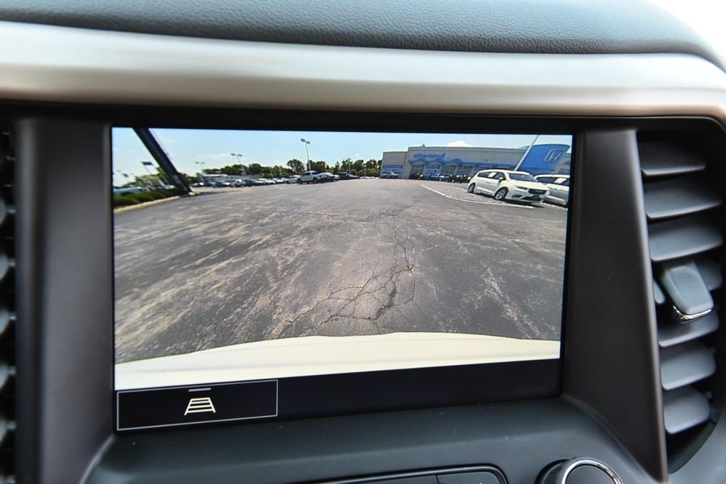GMC Acadia Vehicle Image 15