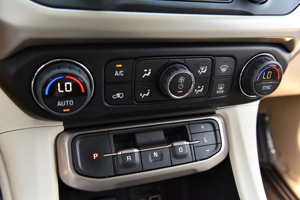 GMC Acadia Vehicle Image 17