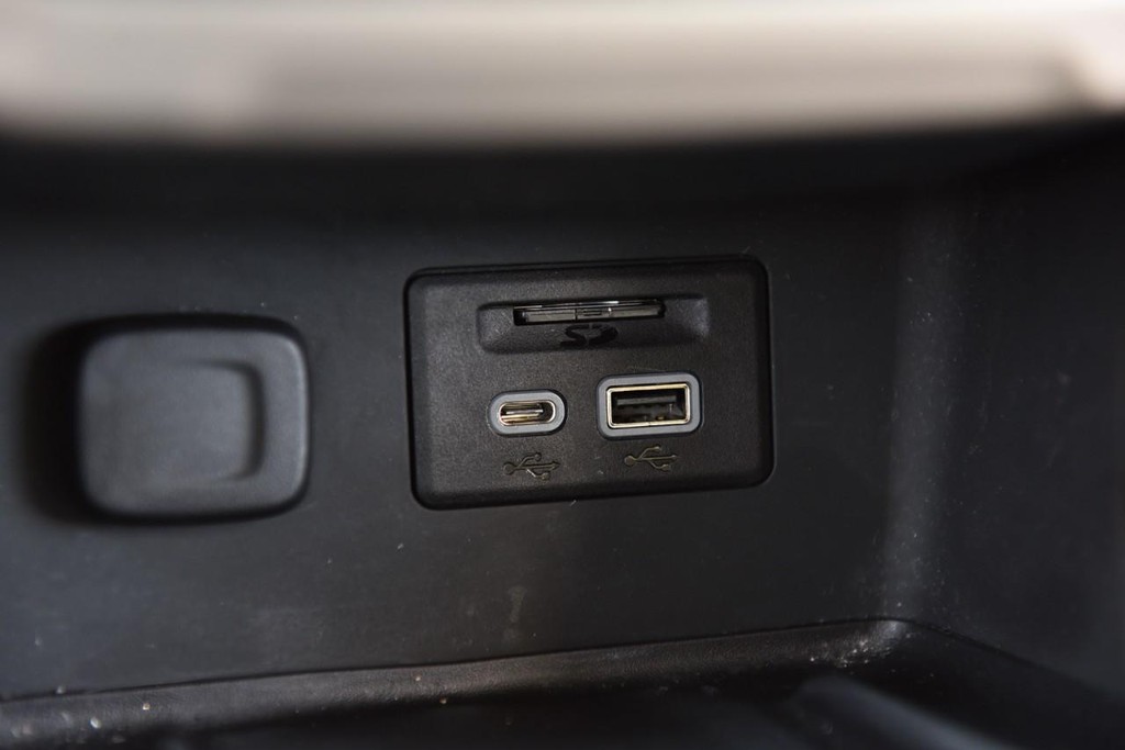 GMC Acadia Vehicle Image 18