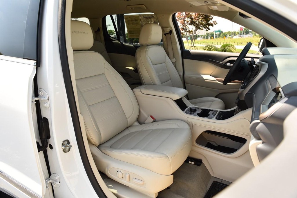 GMC Acadia Vehicle Image 24