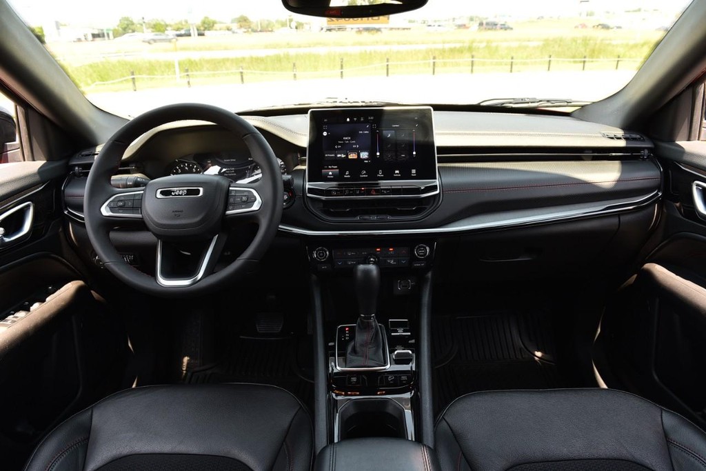Jeep Compass Vehicle Full-screen Gallery Image 7