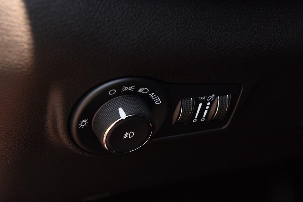 Jeep Compass Vehicle Full-screen Gallery Image 11
