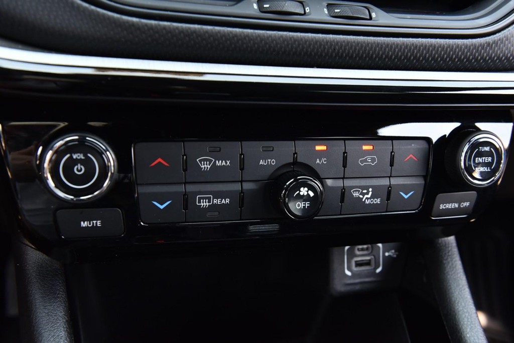 Jeep Compass Vehicle Full-screen Gallery Image 16