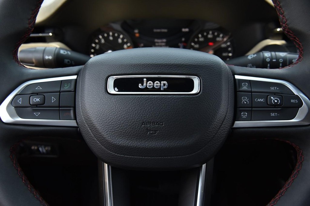 Jeep Compass Vehicle Full-screen Gallery Image 20