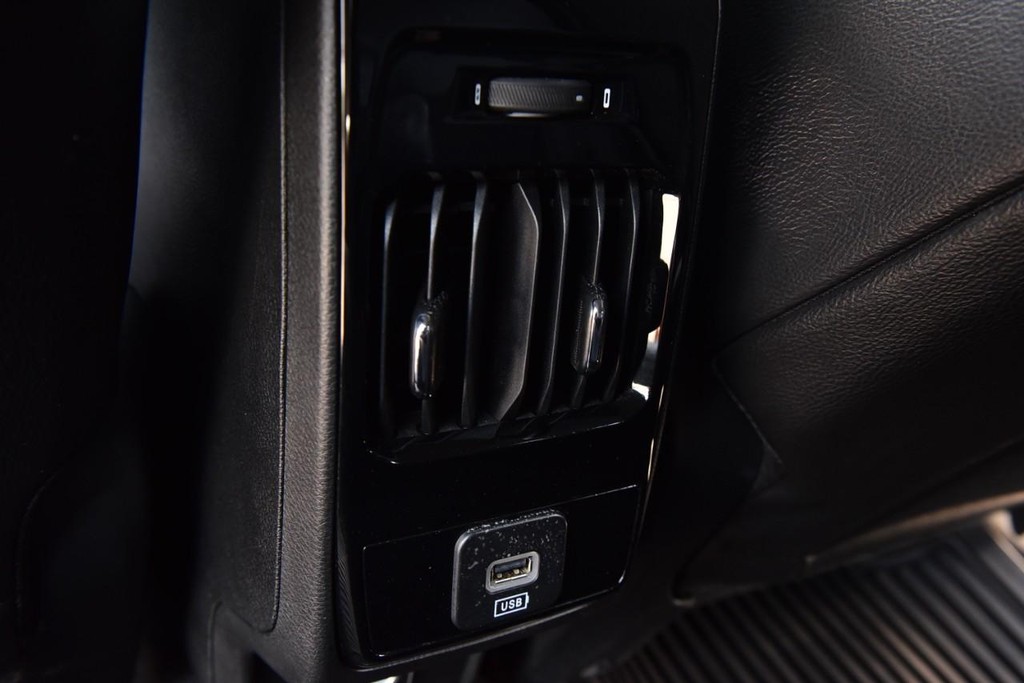 Jeep Compass Vehicle Full-screen Gallery Image 24