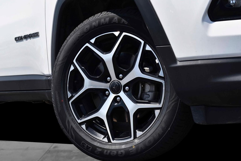 Jeep Compass Vehicle Full-screen Gallery Image 3