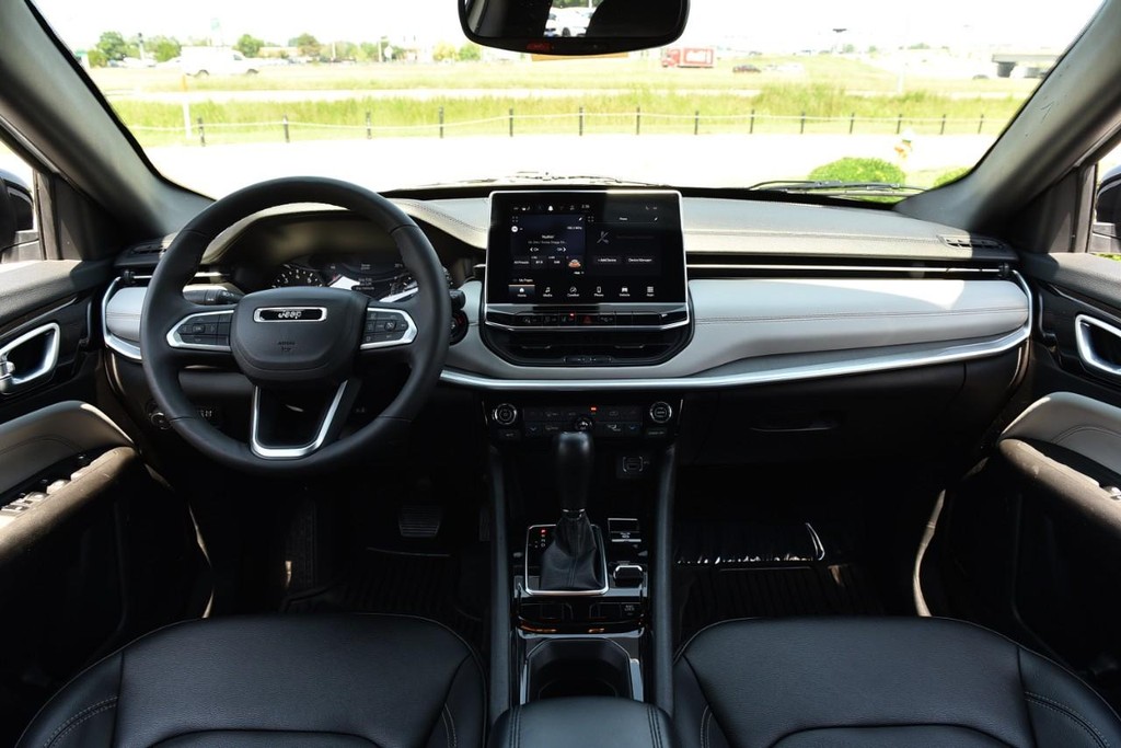 Jeep Compass Vehicle Full-screen Gallery Image 7