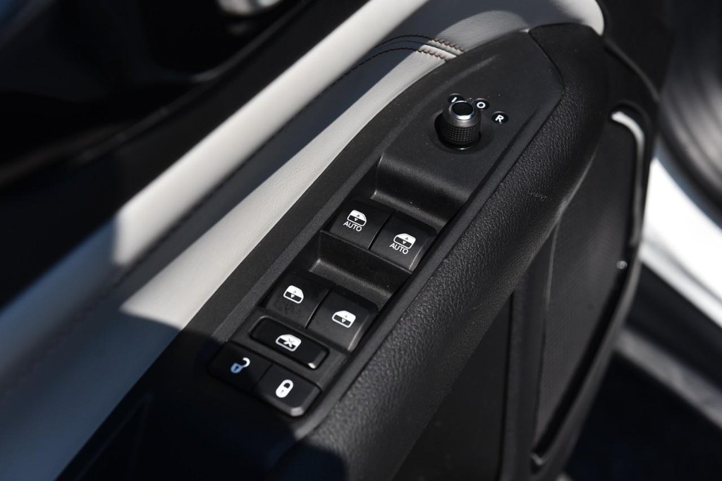 Jeep Compass Vehicle Full-screen Gallery Image 8