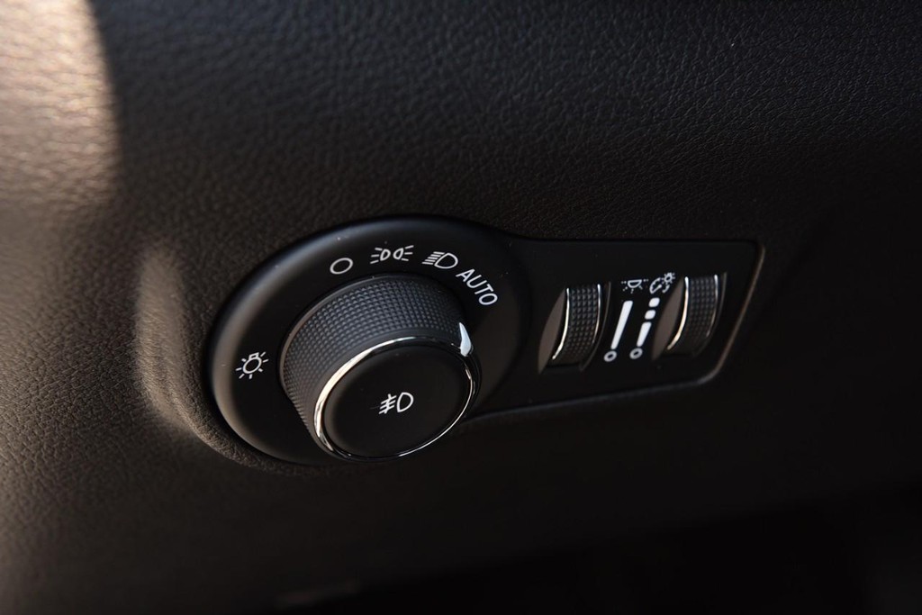 Jeep Compass Vehicle Full-screen Gallery Image 11