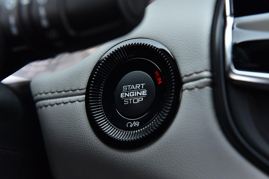 Jeep Compass Vehicle Full-screen Gallery Image 19