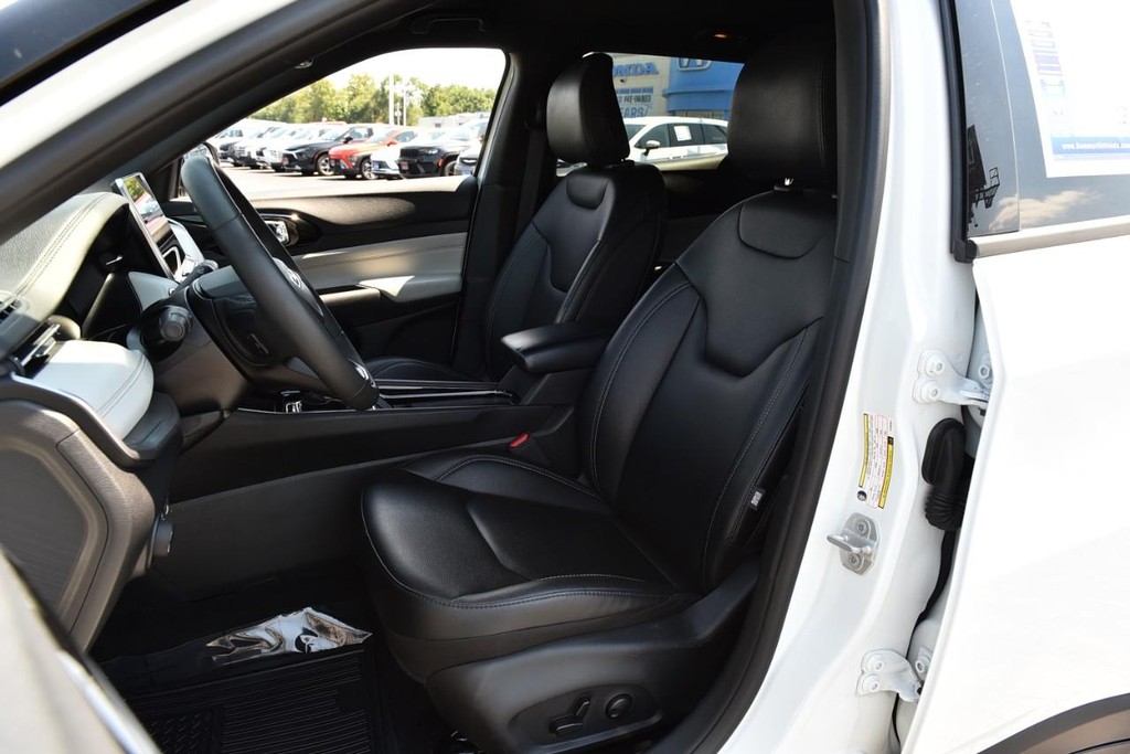 Jeep Compass Vehicle Full-screen Gallery Image 21