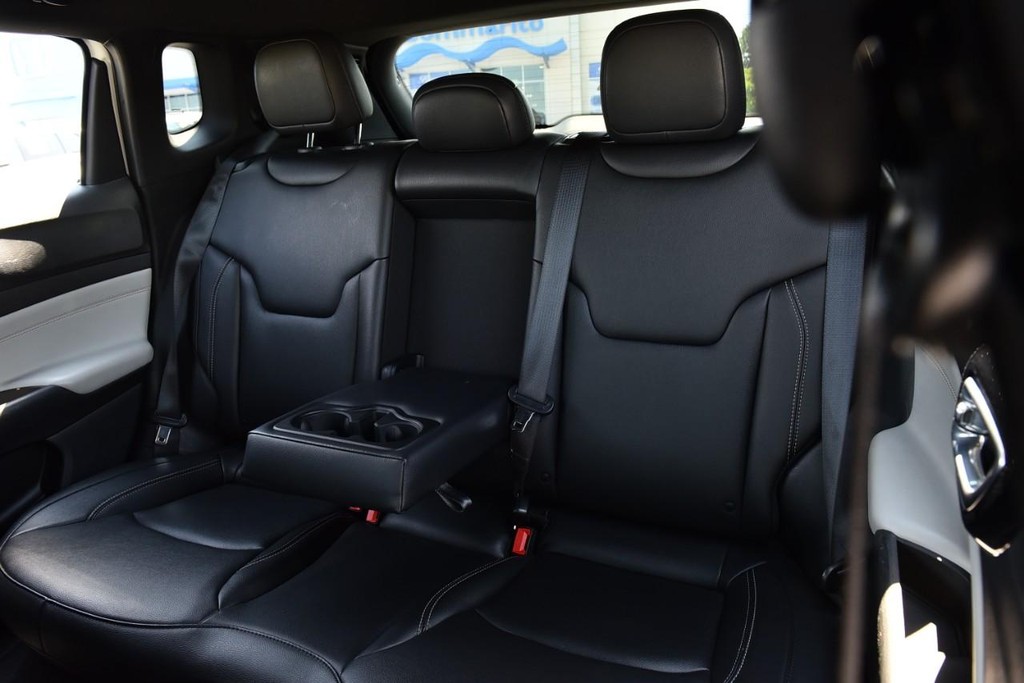 Jeep Compass Vehicle Full-screen Gallery Image 23