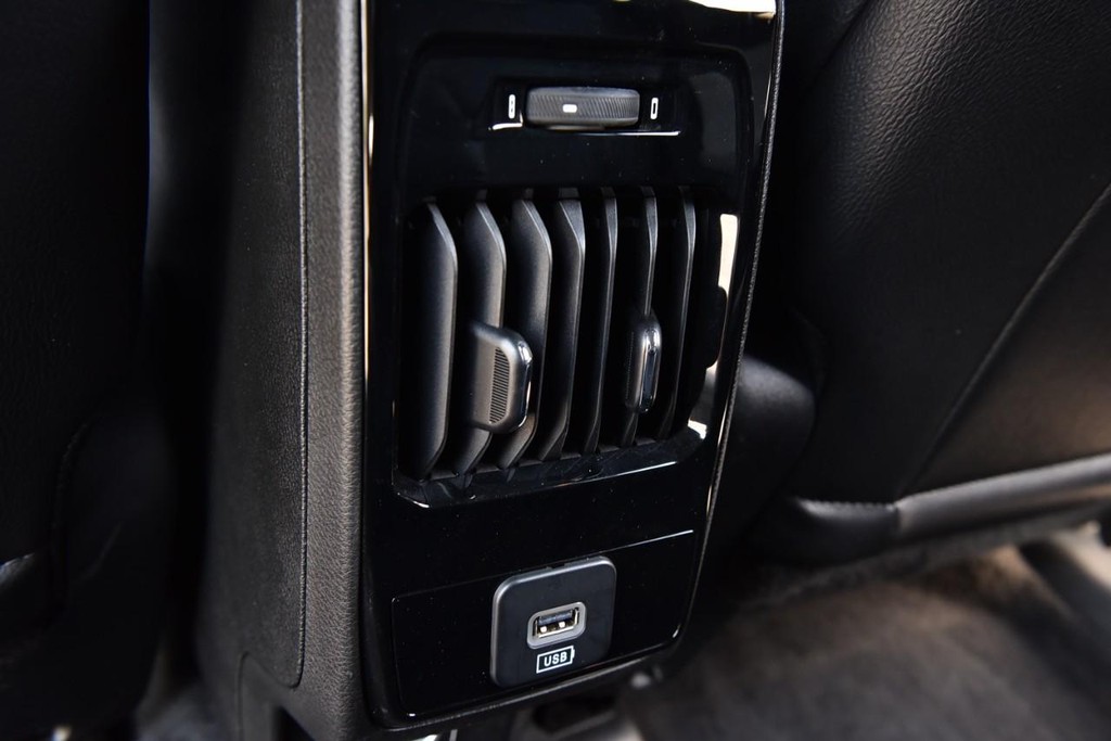Jeep Compass Vehicle Full-screen Gallery Image 24