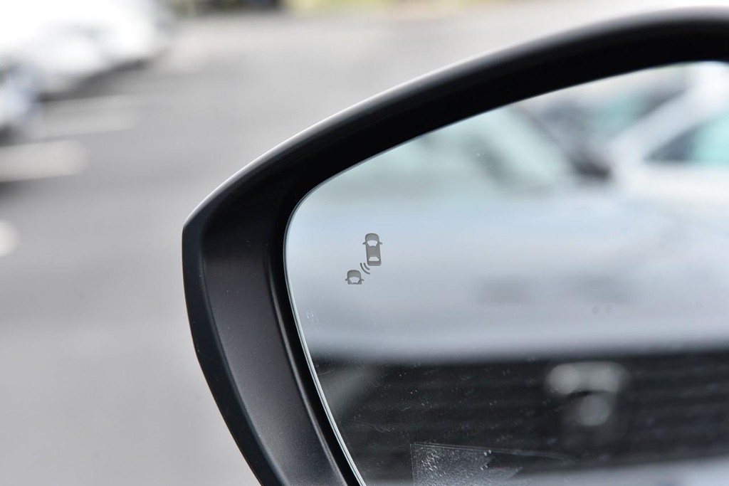 Honda Civic Hatchback Vehicle Image 09